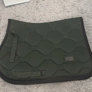 Equestrian Stockholm schabrak - Säljer detta mörkgröna Equestrian Stockholm shabrak i strl ponny. Använd fåtal gånger och har endast några skimmelhår på insidan😊