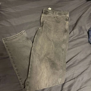 Wrangler jeans  - Säljer dessa fina gråa jeans från Wrangler, har inte kommit till användning och är i bra skick.