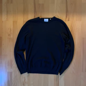 Marinblå finstickad ulltröja ifrån Bläck - Väldigt snygg finstickad tröja ifrån Bläck i marinblå färg  Fint skick och har använts sparsamt! Bra passform  Storleken är M men passar även L