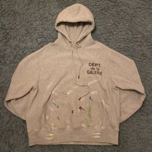 Gallery departement Hoodie  - Gallery departement Hoodie Storlek small men sitter brett. Inte ”Autentisk”