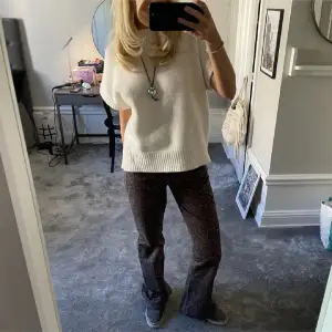 Jeans med snygg snörning, väldigt långa och leopard print (diskret) så passar till allt 😍😍😍så fina men för långa på mig som är 164cm 💗💗köpta för 1200kr