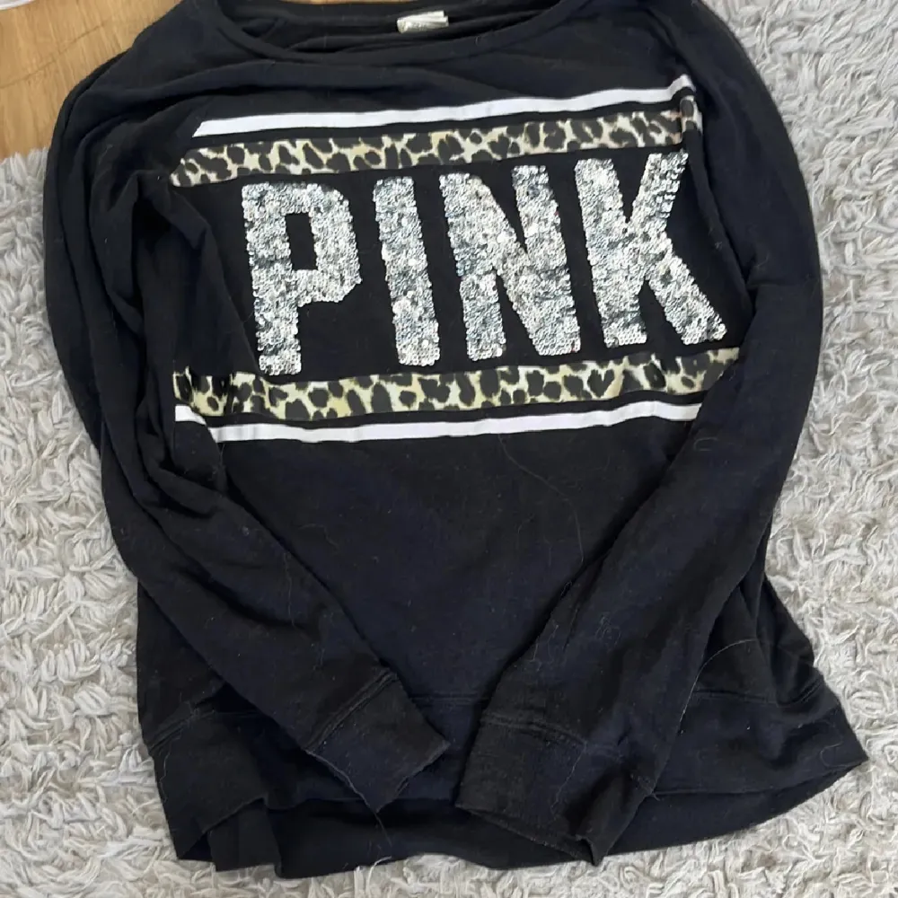 Tröja från Pinnk/Victoria secret. Såååå fin med plaketter och leopard. Lagom lång i armar osv jag är 172 . Toppar.