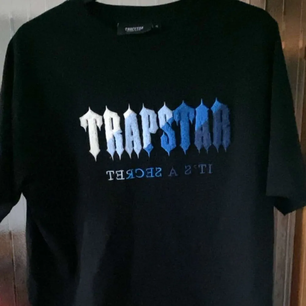 Snygg Trapstar t-shirt i nästan nyskick, använd sparsamt endast ett fåtal gånger. Strl S och sitter bra. 150kr exkl. frakt.. T-shirts.