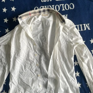 Burberry skjorta - En välanvänd skjorta från burberry i strlk s som sitter bra på 178 ca en sminkfläck på ryggen som går bort i tvätten på bild 3