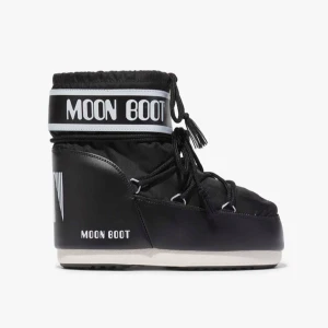 Moonboots - Jag säljer mina moonboots för att de kommer inte till användning längre och har köpt nya vinterskor. Använda nästan en vinter, väldigt bra skick💓💓 ( Köptes för 1700 )