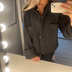 Kappa från Kappahl  - Säljer min svarta kappa från kappahl då den inte kommer till användning längre I jättefint skick ❤️ I M men passar mig som har S 