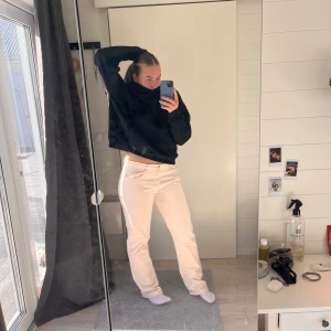 Djerf Avenue Relaxed Jeans TALL - Supersnygga jeans från Djerf Avenue i färgen Cream. Storlek 29. Endast använda en gång. Köpta för 1500 kr.