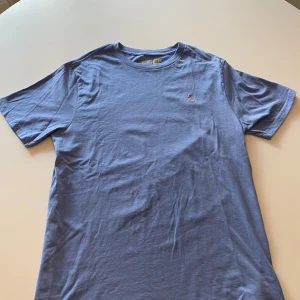 Polo Ralph Lauren T-shirt - Säljer en oanvänd Ralph Lauren t-shirt eftersom att den är för stor. T-shirten är i storlek 170/88 och är i väldigt bra skick.