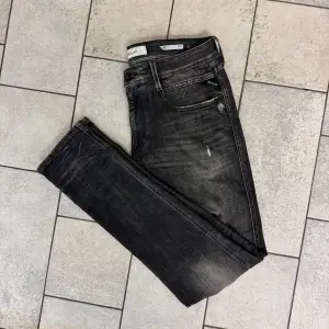 Tja säljer nu dessa replay jeans pga de inte kommer till användning! - 8/10 Skick - Storlek 33/34 men passar 32/33 - Modell: Anbass 05 aged - tveka inte att höra av er vid funderingar! Mvh Carl 