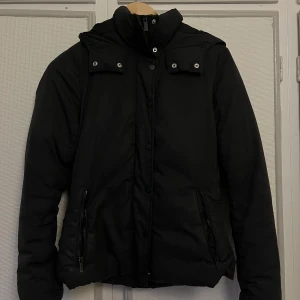 Svart vinterjacka  - Jacka som säljs pga den ej kommer till användning, som ny och inget tecken på användning. Priset kan diskuteras 