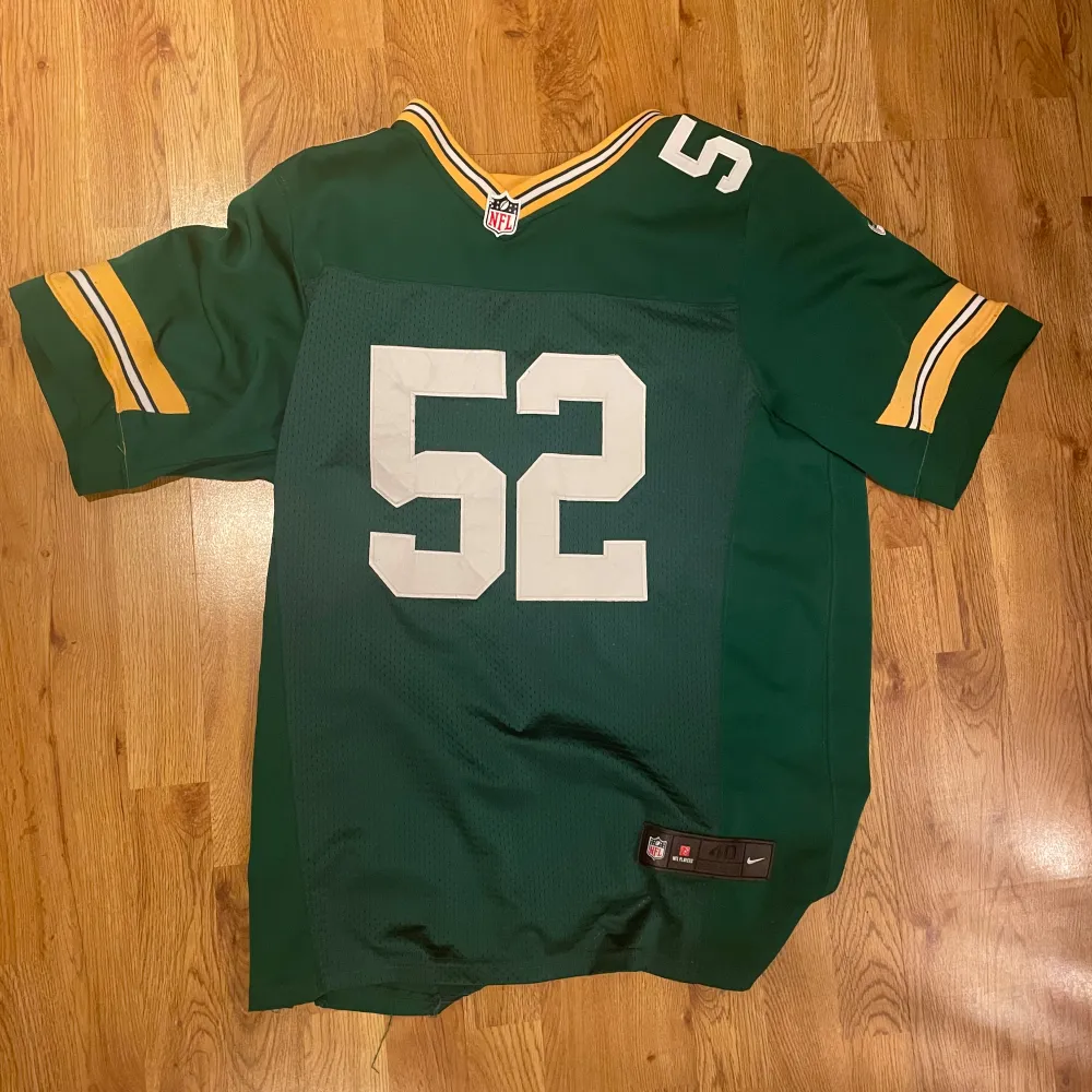 En äkta Nike Green Bay Packers tröja i storlek M, skick 8/10. Clay MATTHEWS på ryggen . Sportswear.