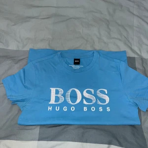 Hugo Boss T-shirt  - Sjukt fräscha och fina Hugo boss tröjan, använder aldrig vilket är anledningen till att jag säljer denna. Köpt för 600 på Johnells 