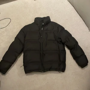 Puffer jacka H&M - Säljer en puffer jacka från Hm i nyskick, storlek S och perfekt nu till hösten/vintern. Hör av er vid frågor eller funderingar.