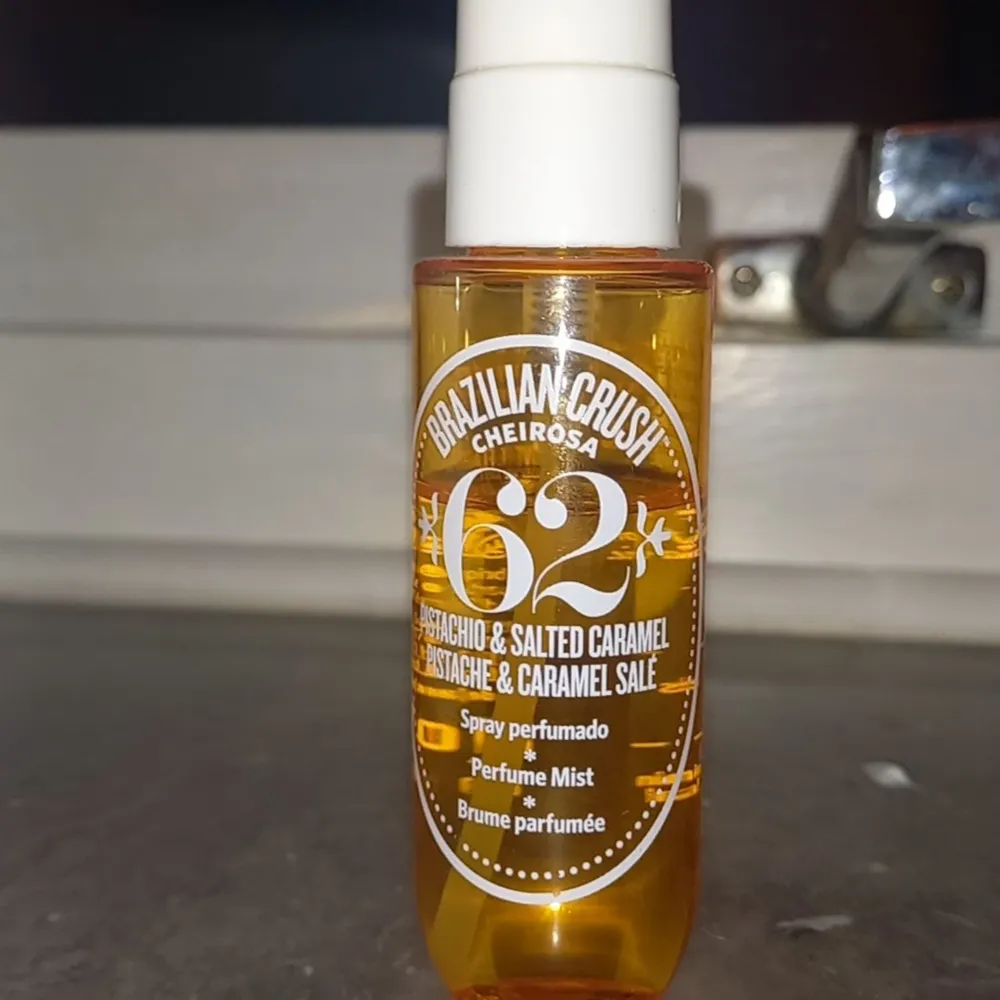 Säljer en superhärlig parfymmist från Sol de Janeiro, Brazilian Crush Cheirosa '62. Den har en doft av pistage och saltad karamell som är helt magisk! Flaskan är 30 ml och perfekt att ha med sig i väskan. Använd lite grann, rätt så mycket kvar. ☀️🍂🍁🍿. Parfym.