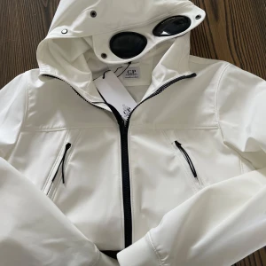 Jacka från CP Company säljes - Helt ny jacka från CP Company säljes. Prislapp och skyddsplast för glasögonen kvar. Storlek 12 år ca strl 150. Inköpt på Kids Brand Store nypris 3699:- säljes för 1500:-✨