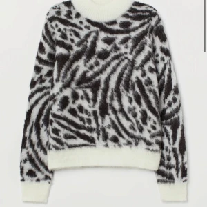 Stickad zebra tröja från HM - Intressekoll på denna populära stickade tröjan från HM. Slutsåld på hemsidan och fint skick!🤍(pris går att diskutera)