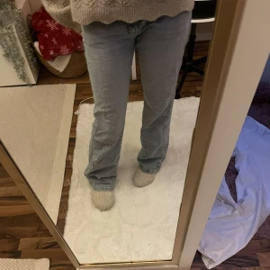 y2k jeans - säljer dessa y2k jeans från Gina Tricot som är low waisted, säljer då dem är för stora för mig och kan komma till bättre användning hos någon annan 🔥🤍 (använda 2 ggr) nypris 500.