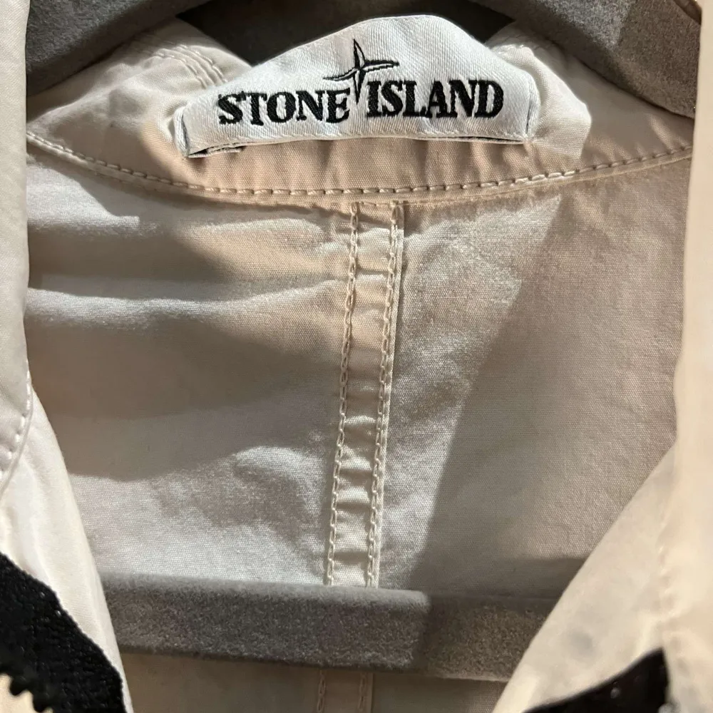 Det stone island overshirt. Storlek s passar om man är 175-180 typ  Bara skriva om ni har några frågor . Skjortor.