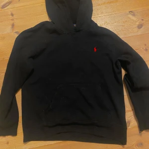 Ralph Lauren hoodie - En dunder det ralphlauren hoodie. Mycket bra kondition. Perfekt nu inför hösten och vintern. Passar 160-170cm. Skriv om det undras något🤝