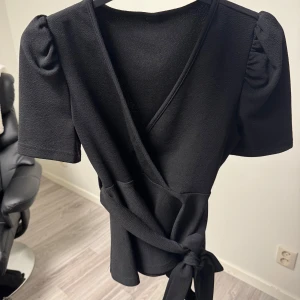 Blus - Säljer denna fina svarta blusen, då den e för liten på mig. Den har kommit till användning en hel del men är i gott skick som om den vore helt ny💕