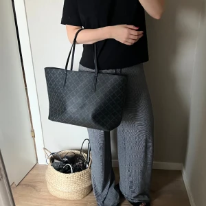 Väska  - Malene Birger väska. Rymlig och jätte fin. Insidan är lite smutsig och färgen har släppt på två ställen på banden. Annars är den i bra skick. Skicka privat om du är intresserad så kan jag skicka fler bilder samt mått🥰