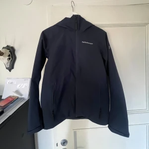 Peak performance skidjacka - Peak Performance skaljacka. Använd vid något tillfälle och är därför i super skick. Perfekt till skidåkning🫶🏼  Nypris: ca 2500kr  #skidåkning #peakperformance #skidjacka #skaljacka #marinblåjacka