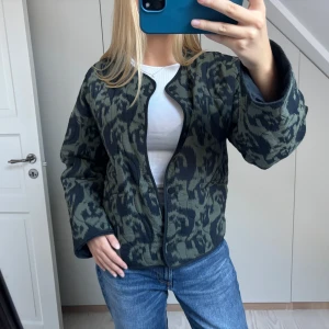 Grön mönstrad jacka  - Så snygg mönstrad ”quiltad” höst jacka! Knappt använd så Toppenskick! Storlek L men skulle säga att den passar S/M/L🦖
