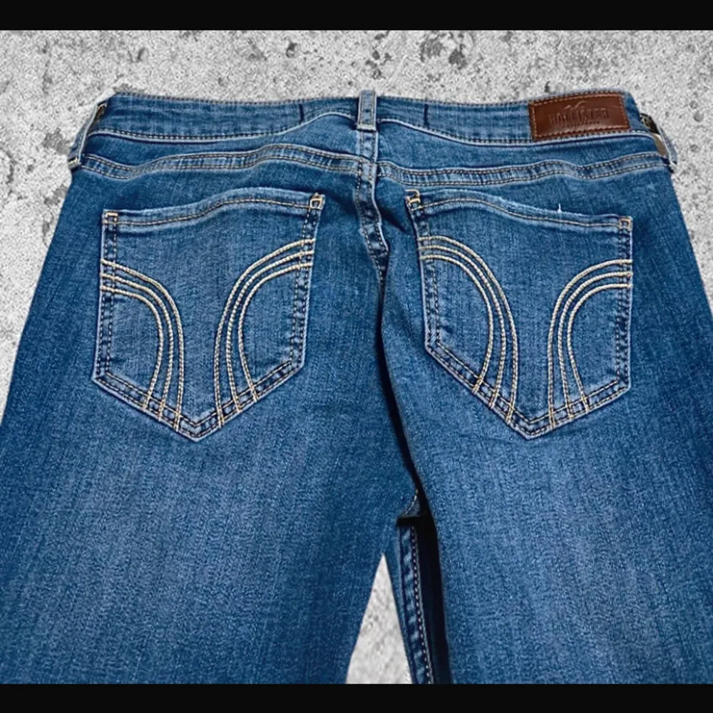 Säljer dem här low waist bootcut byxorna från billisten i storlekar 25/30 för att dem tyvärr va för små för mig när ja köpte dem, annars jätte fina och i fint skick 💞. Jeans & Byxor.