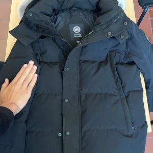 Canada goose jacka - Säljer denna feta jackan som är 10/10 bra skicka påse medföljer, äkta päls och med tags. Jackan är använd en halv vinter och är i storlek S