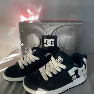 DC skor - Intresse koll på dessa fina dc skor då dom är för små. Dom är I jötte bra skick o så fina. Osäker på om jag vill säöja