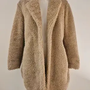 Beige teddyjacka/ sherpa I lite längre modell. 