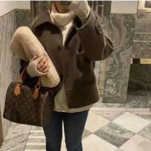 Brun kort kappa - Jättefin höstjacka ifrån Kappahl, pris kan diskuteras. Första bilder är lånad. nypris 1000kr❤️