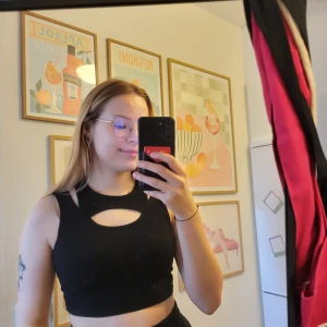 Svart topp - En svart topp från H&M. Använd fåtal gånger. Storlek S.