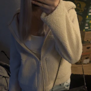 Teddy Jacka H&M - Säljer den virala Teddy jackan från h&m | slutsåld överallt! Helt ny med lappen på💕 | finns i S, M & L