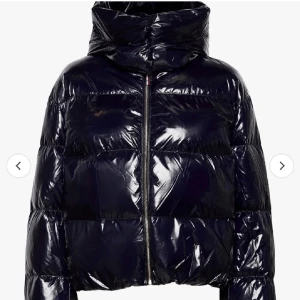 Vinterjacka  - En helt oanvänd vinter jacka köpt från Plick tidigare! Har en smal defekt på ärmen men annars som ny 💕 nypris: 3500