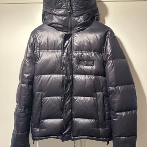 Kenzo jacka - Jag säljer denna jättefina Kenzo jackan jag säljer den på grund av att jag vill ha nått nytt, jag köpte den förra vintern. Om du har frågor kan du jättegärna ställa dom Storlek XS men passar som S också.