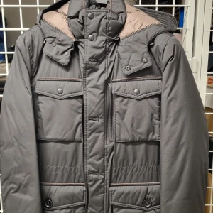 Massimo dutti jacka - Vinter jacka med väst. Har använt max 10 gånger och skicket är mycket fin.