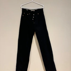 Svarta Levis byxor - Svarta byxor från levis. Dom är raka i modelen. 