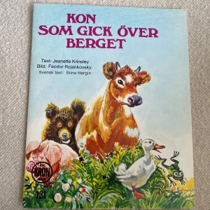 Kon som gick över berget - En charmig barnbok om en ko och hennes äventyr över berget. Boken är en del av Kronböckerna, en serie färgglada bilderböcker för barn i åldern 3-8 år. Illustrationerna är livfulla och berättelsen är enkel men engagerande för små barn.