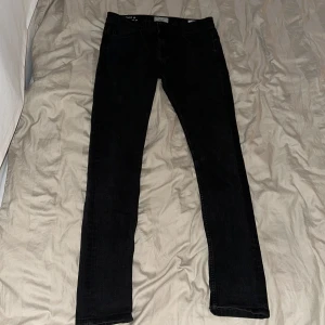 Only & sons jeans - 8/10 skick sitter någolunda slim, knappt använd, har ett pytte litet hål på knät annars är den top skick kontakta vid funderingar