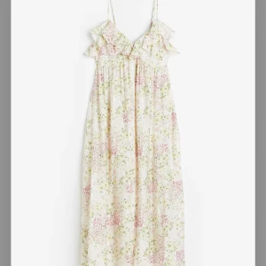 Hm blommig sommarklänning - Jättesöt klänning, passar perfekt utomlands eller på sommaren