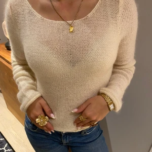 Strimlad genomskinlig tröja - Sjukt snygg stickad tröja som är genomskinlig!! Köp gärna bundle🥹💗