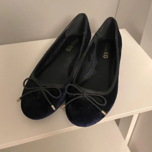 Ballerina skor - Söta mörkblå ballerina i sammet med rosetter💐 