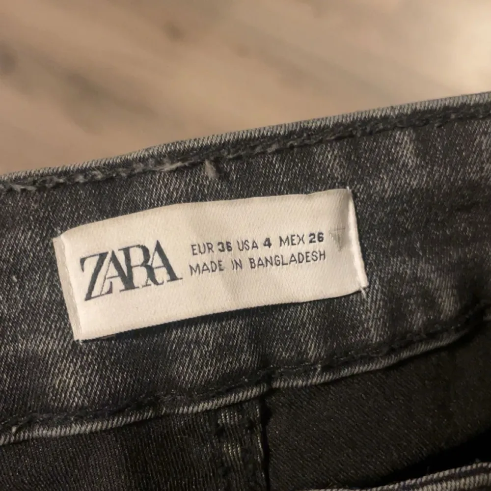 Säljer ett par gråa/svarta jeans från zara i Spanien, storlek 36 men skulle säga att dom är lite små i storlek. Kan inte visa bättre bilder då som är för små☺️. Jeans & Byxor.