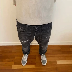 Jack n Jones jeans - Gråa slitna jeans från Jack n Jones. Modellen är slim fit Glenn. 