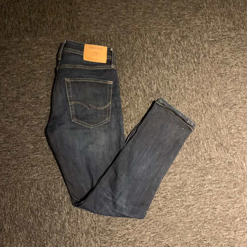 Säljer dessa riktigt feta Jack & Jones i storlek 28/30. Skick 10/10 inga defekter. Vid frågor eller funderingar är det bara att skriva.. Jeans & Byxor.