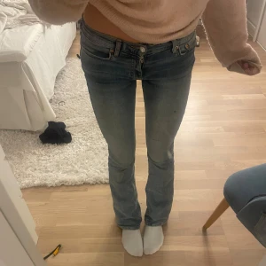 Low waist jeans  - Superfina bootcut low waist jeans. Sitter jättefint. Har en fläck på framsidan som man kan se på bilden. Sitter jättesnyggt och är stretchiga. 