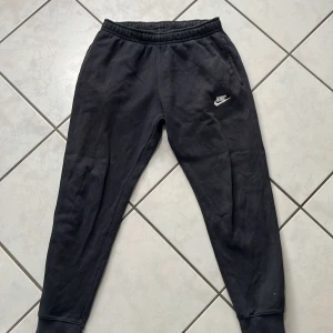 Nike mjukisbyxor - Säljer mina sköna och snygga Nike mjukisbyxor! Säljer för dem är för små! Det är bra skick förutom ett litet hål! 