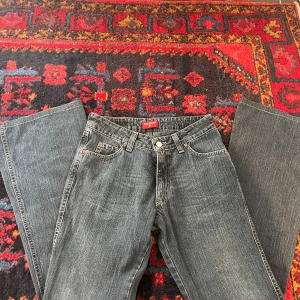 Low/Mid waist jeans - Säljer ett par jeans då dom inte passade mig, därav inga bilder hur dom sitter på. Dom är i jättefint skick.💓