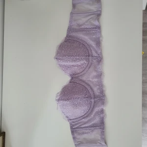 Korsett/bh topp - En korsett/bh topp i en fin lila färg med spets i storlek xs. Passar perfek för utekväll eller hemma kväll